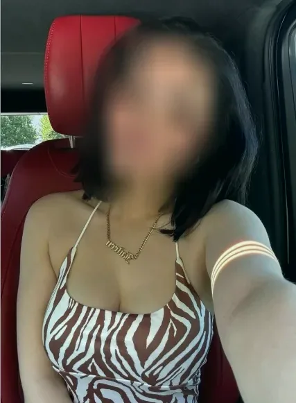Claudia, 27
