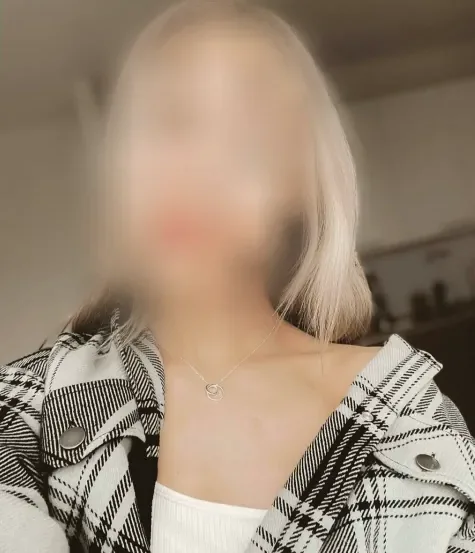Julia, 24